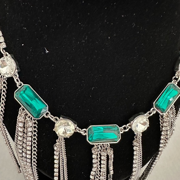 Jessica Simpson silver tone fringe style necklace with green &clear rhinestones - Picture 3 of 7